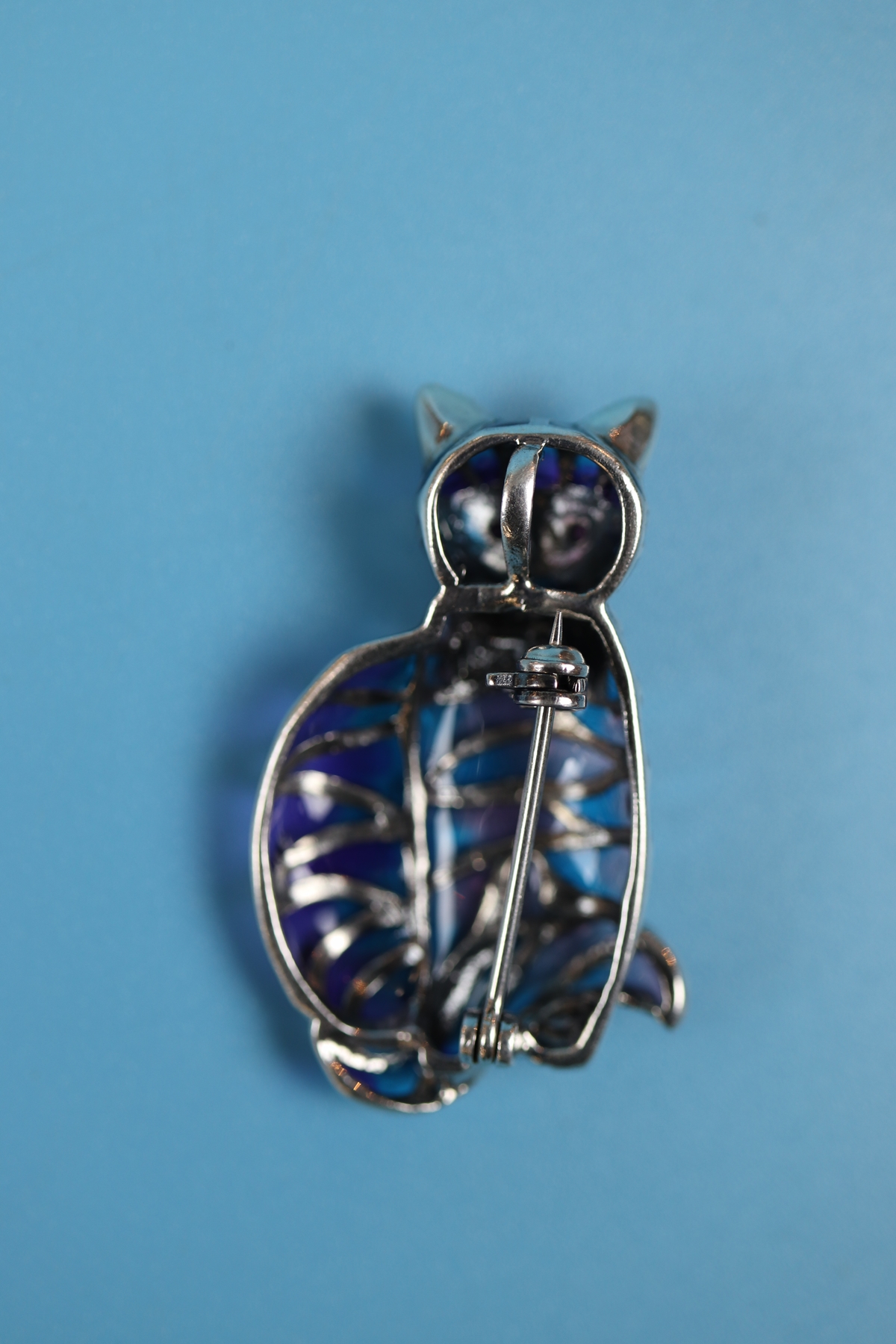 Silver enamel cat brooch - Image 3 of 3