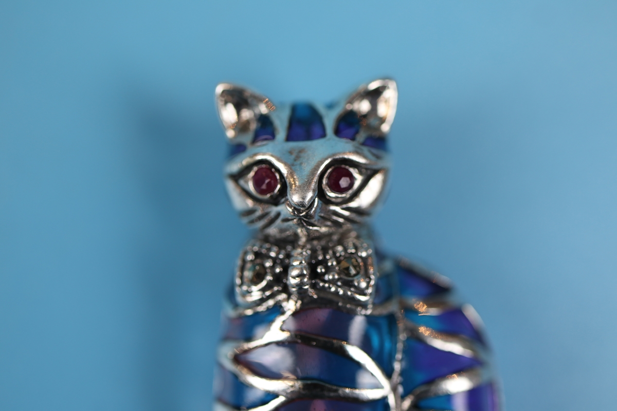 Silver enamel cat brooch - Image 2 of 3