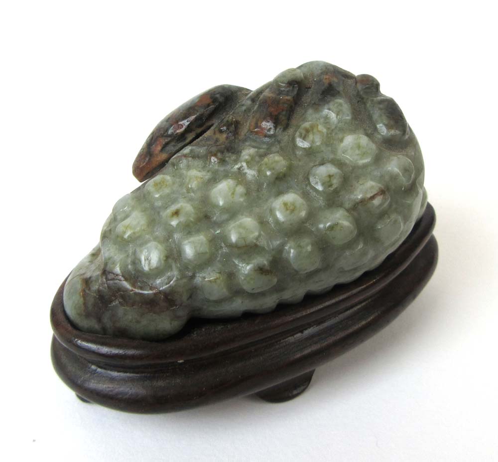 A Chinese carved jade model of a toad on - Bild 3 aus 6