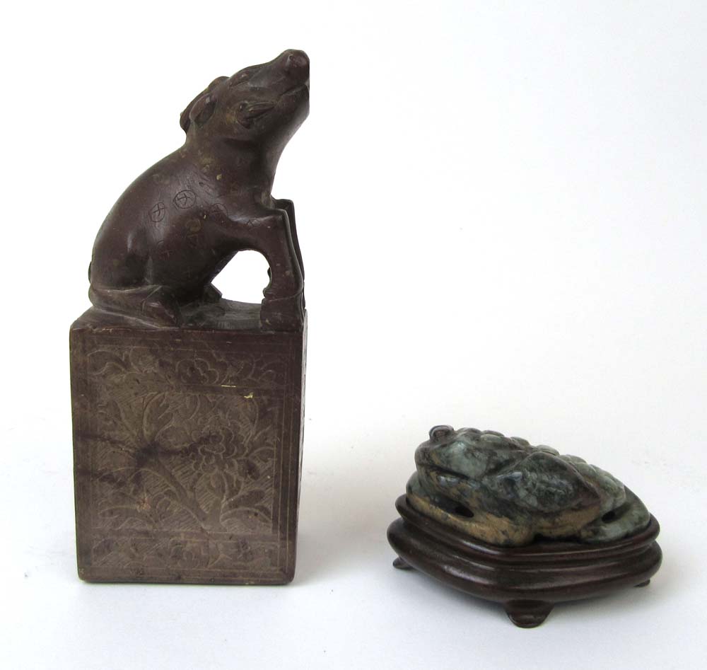 A Chinese carved jade model of a toad on