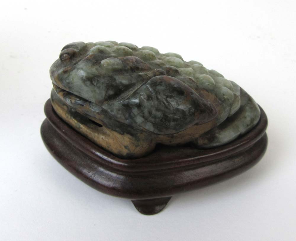 A Chinese carved jade model of a toad on - Bild 2 aus 6