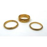 Three 22ct gold wedding bands. Approx we