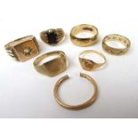 An assortment of 9ct gold rings to inclu