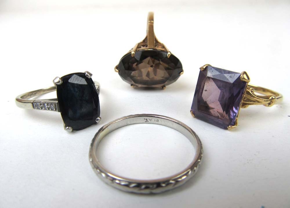 A group of four rings to include a 9ct g - Image 2 of 2