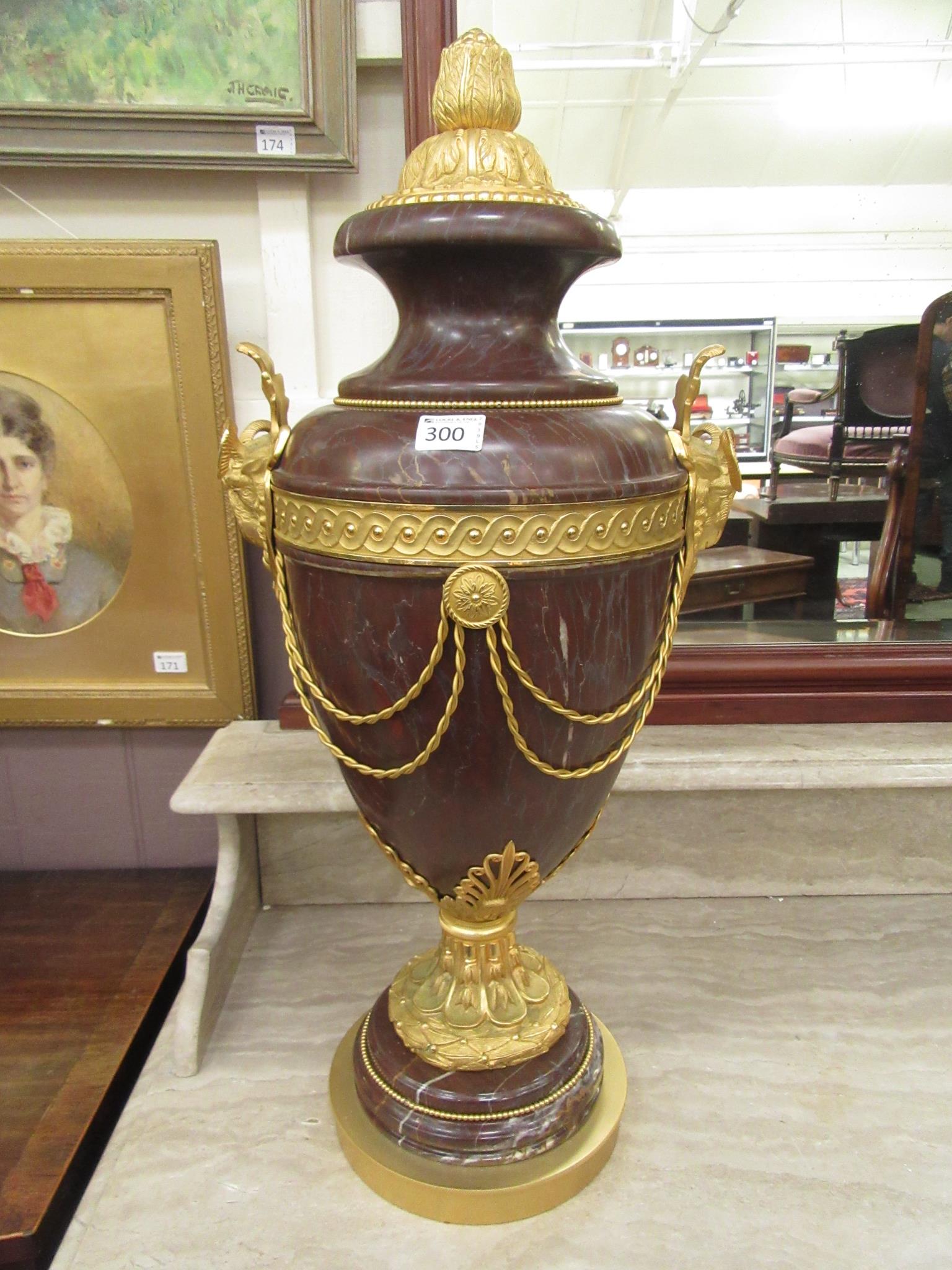 A pair of large red marble and gilt meta - Bild 4 aus 7