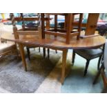 A mid-20th century extending mahogany di