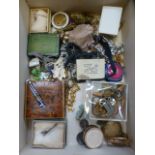 A carton of assorted costume jewellery t