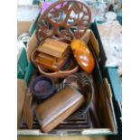 A tray of wooden treen items to include