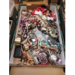 A tray of assorted costume jewellery