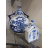 A blue and white Chinese style vase of d