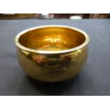 A small 9ct gold pot. Approx weight 28.6
