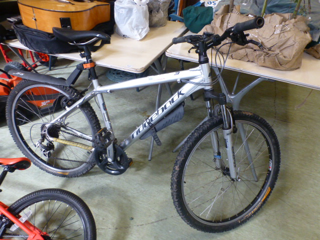 A gent's Ridgeback mountain bike