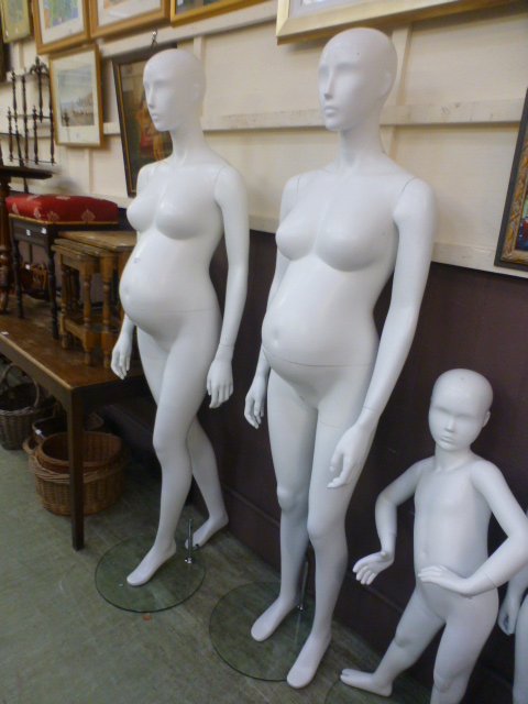 A pair of mannequins in the form of preg