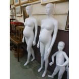 A pair of mannequins in the form of preg