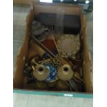 A tray of assorted brass ware and other