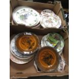 A tray of decorative wall plates etc.