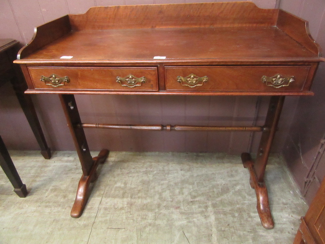 A Victorian mahogany wash stand having r