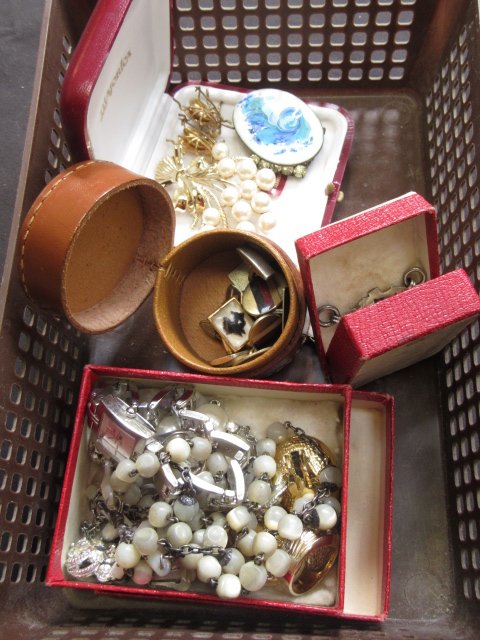 A carton of assorted costume jewellery t