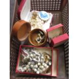 A carton of assorted costume jewellery t