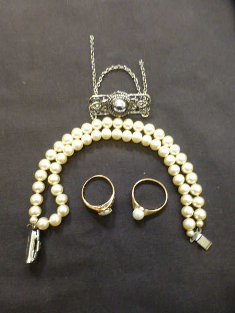 A string of pearls together with two 9ct