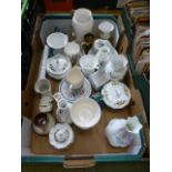 A tray of assorted ceramic ware to inclu