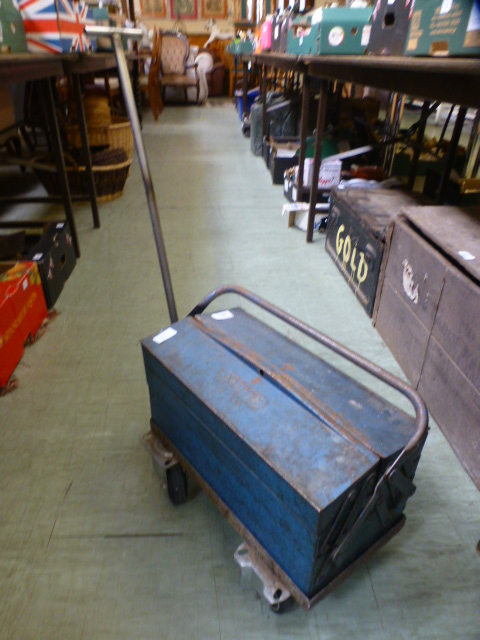 A cantilever tool chest on trolley conta