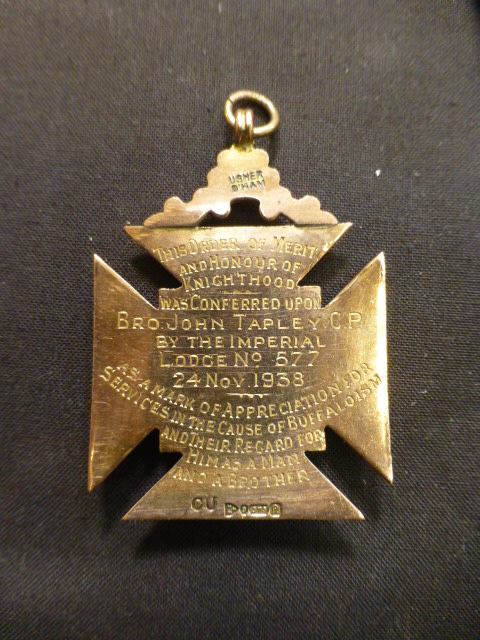 A 9ct gold RAOB medal, approx weight 19g - Image 2 of 2