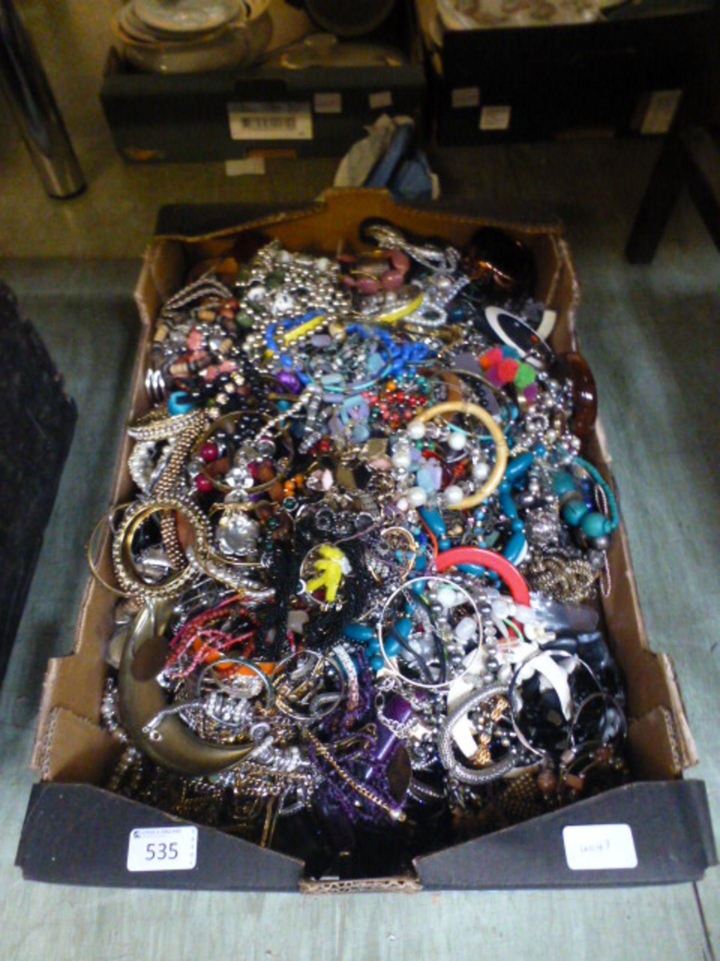 A tray of assorted costume jewellery