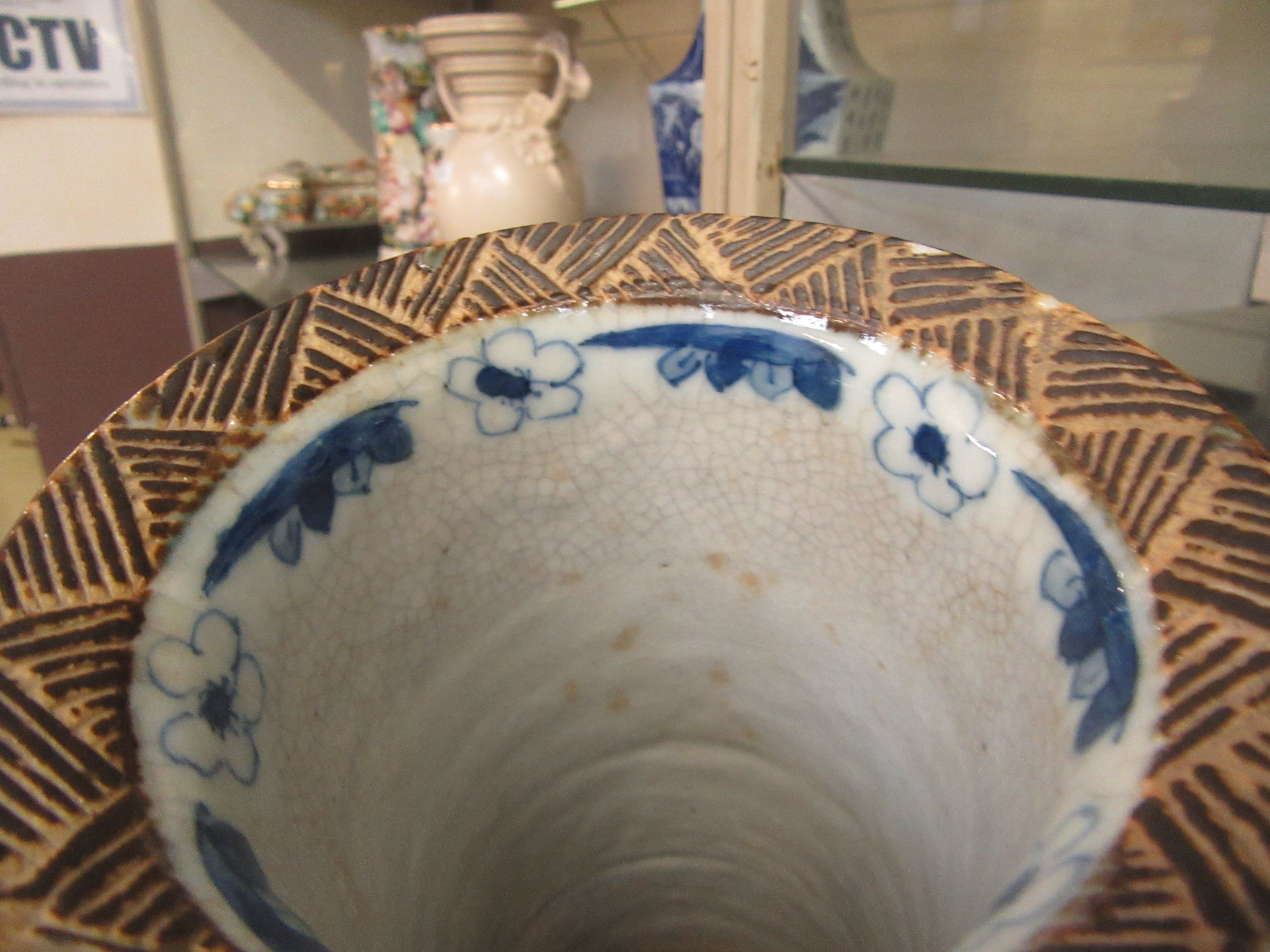 A Chinese blue and white cylinder vase t - Image 6 of 9