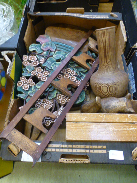 Two trays of wooden items to include a w