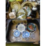 Two trays of ceramic ware to include col