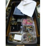 A tray of assorted costume jewellery to