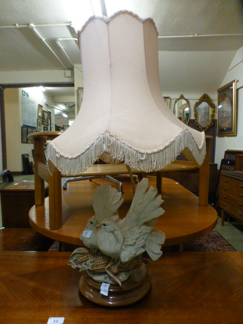 A table lamp with Capedimonte doves sitt