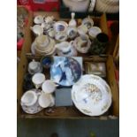 Two trays of ceramic ware to include col
