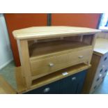 An oak corner television cabinet (36.