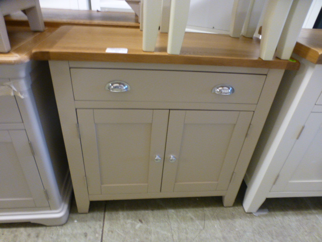 An oak topped single drawer and two door cabinet (22.