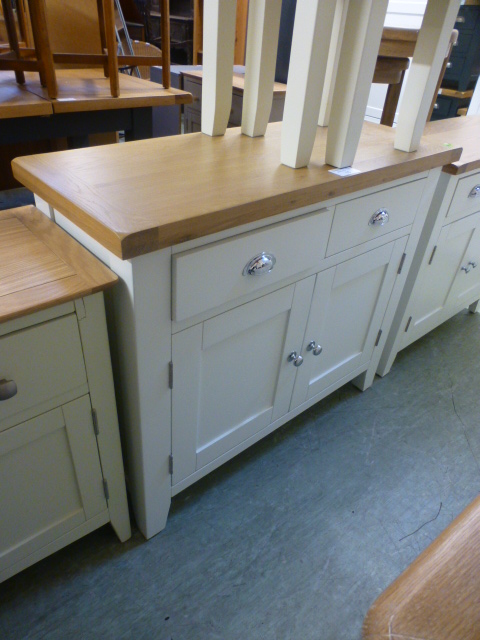 An oak topped two drawer over two door cabinet (19.