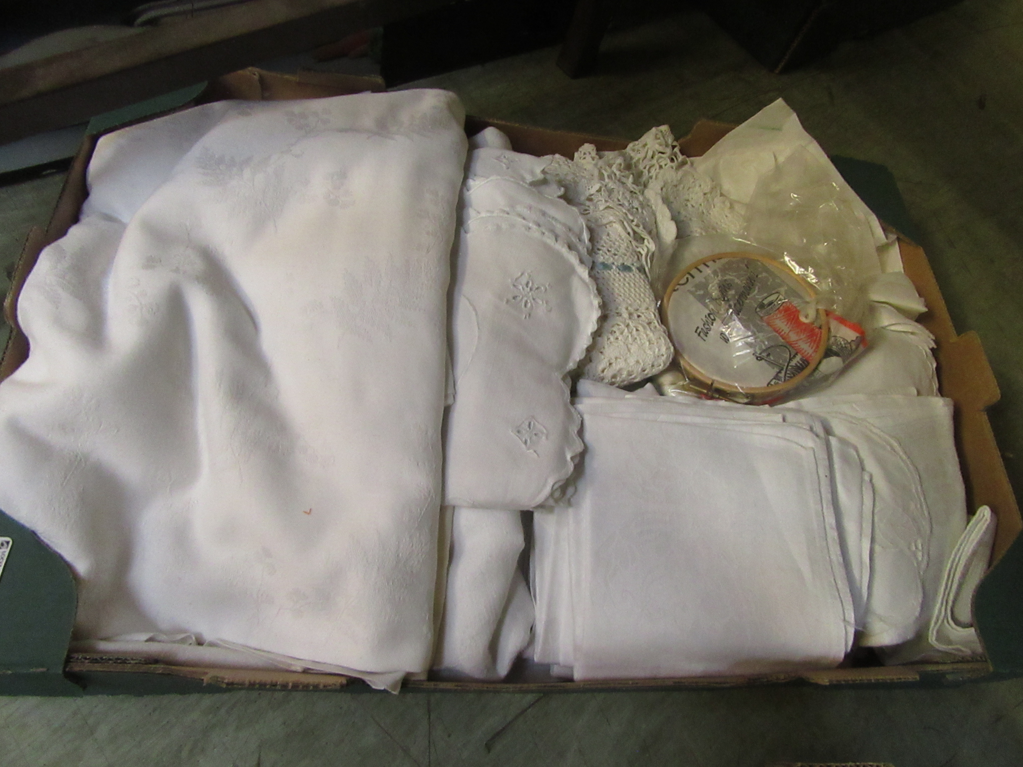 Two trays of linen and lace ware - Bild 3 aus 3