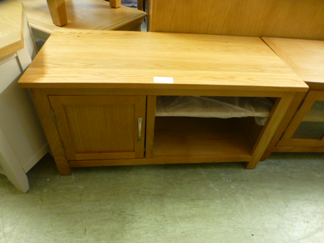 An oak TV audio cabinet with single cupboard (52.