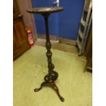 An Edwardian mahogany jardiniere stand,