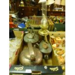 A tray containing three copper kettles and a brass effect oil lamp