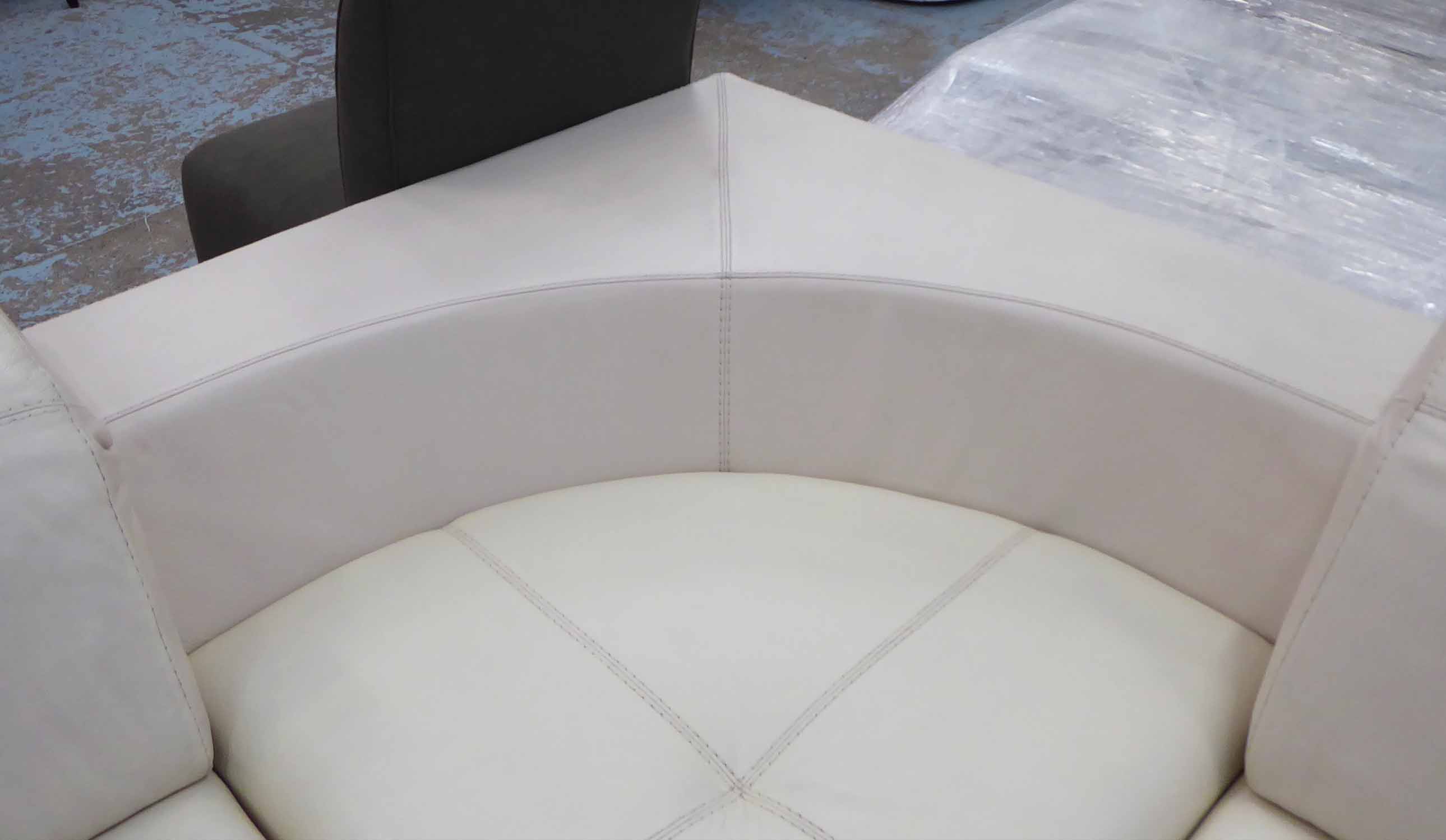 NATUZZI SURROUND CORNER SOFA, 300cm x 220cm x 87cm. - Image 3 of 3