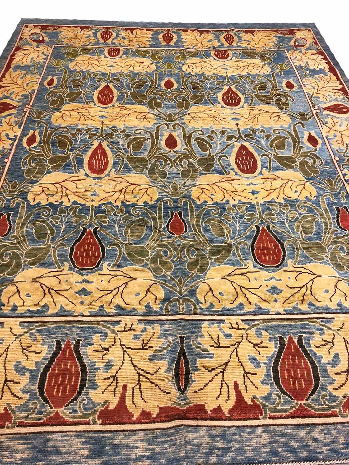 FINE WILLIAM MORRIS DESIGN CARPET, 420cm x 330cm, Arts and Crafts inspired.