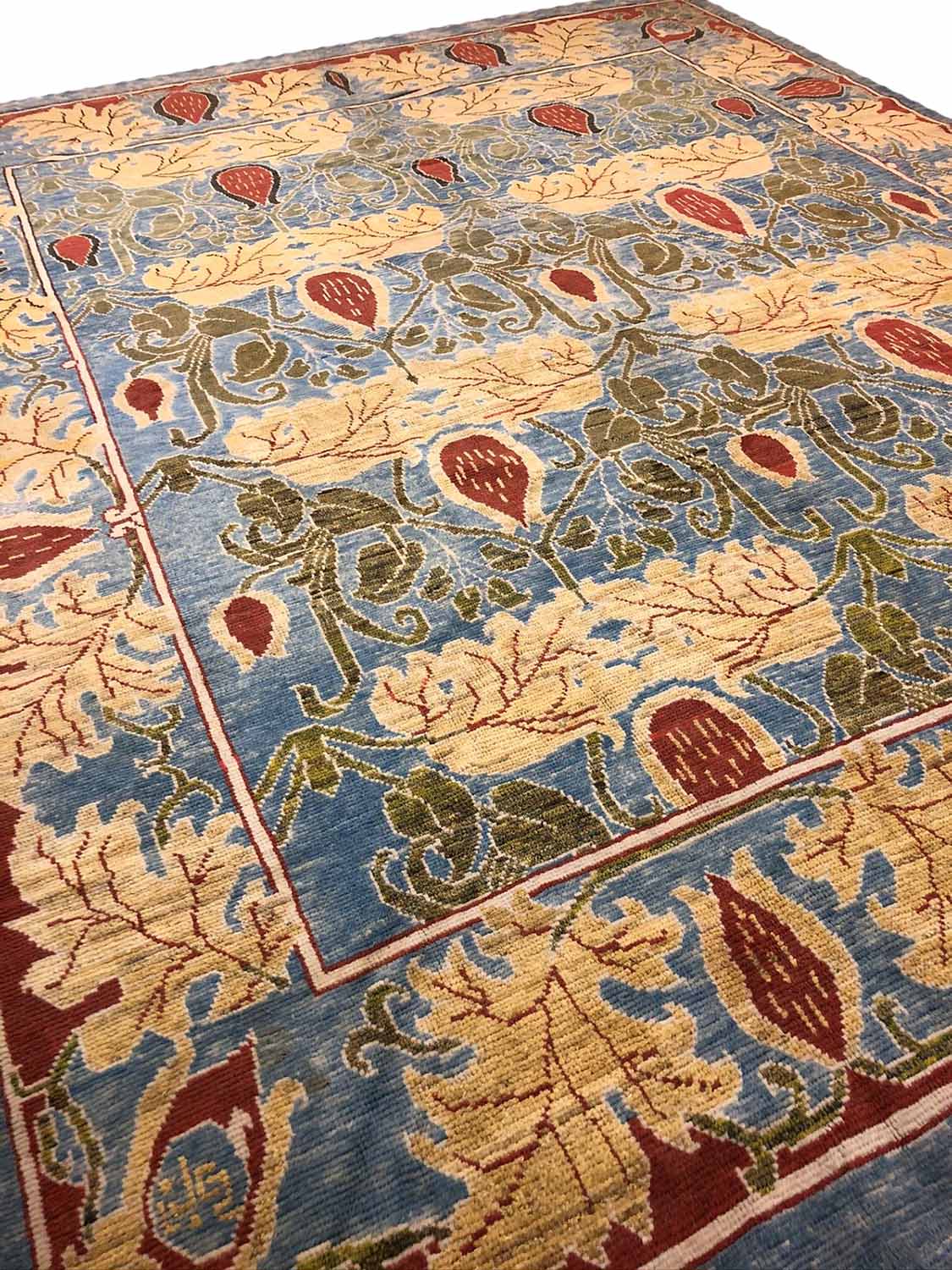 FINE WILLIAM MORRIS DESIGN CARPET, 420cm x 330cm, Arts and Crafts inspired. - Image 2 of 2