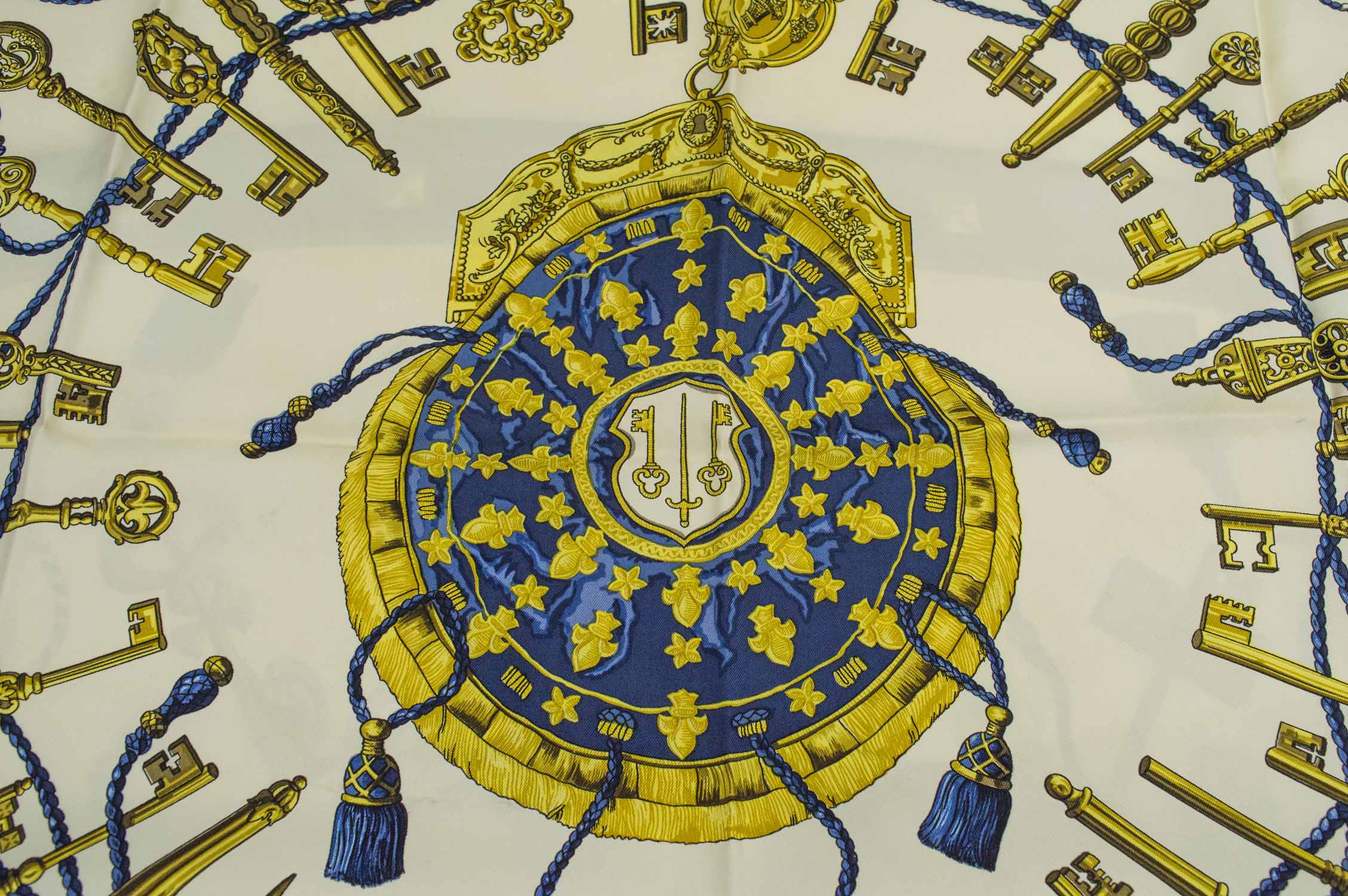 HERMÈS SCARF, 'Les clefs' of 'The keys', by Caty Latham, blue and gold, - Image 3 of 4