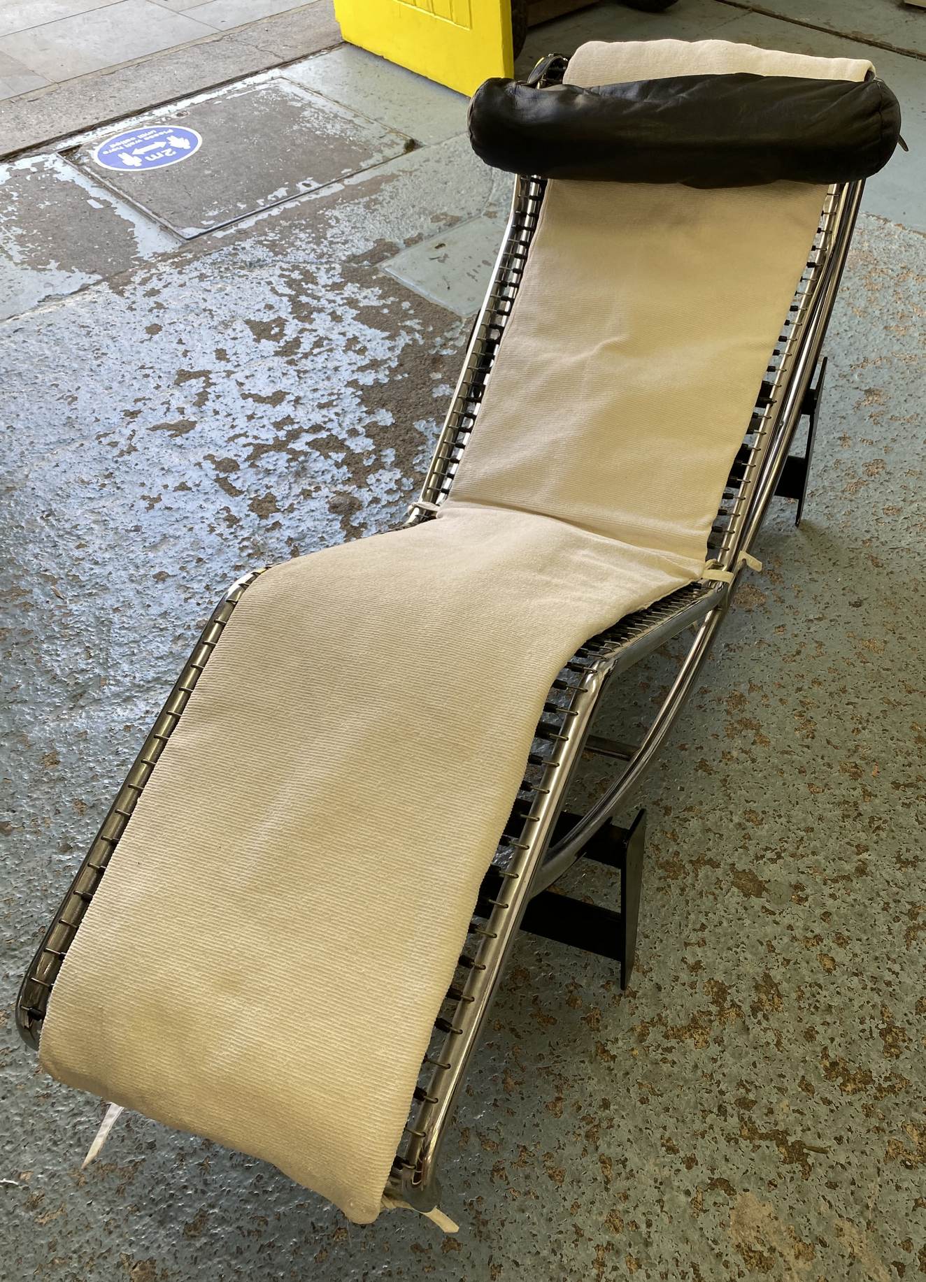 ATTRIBUTED TO LE CORBUSIER PIERRE JEANNERET AND CHARLOTTE PIERRIAND LC4 CHAISE LOUNGE, - Image 2 of 3