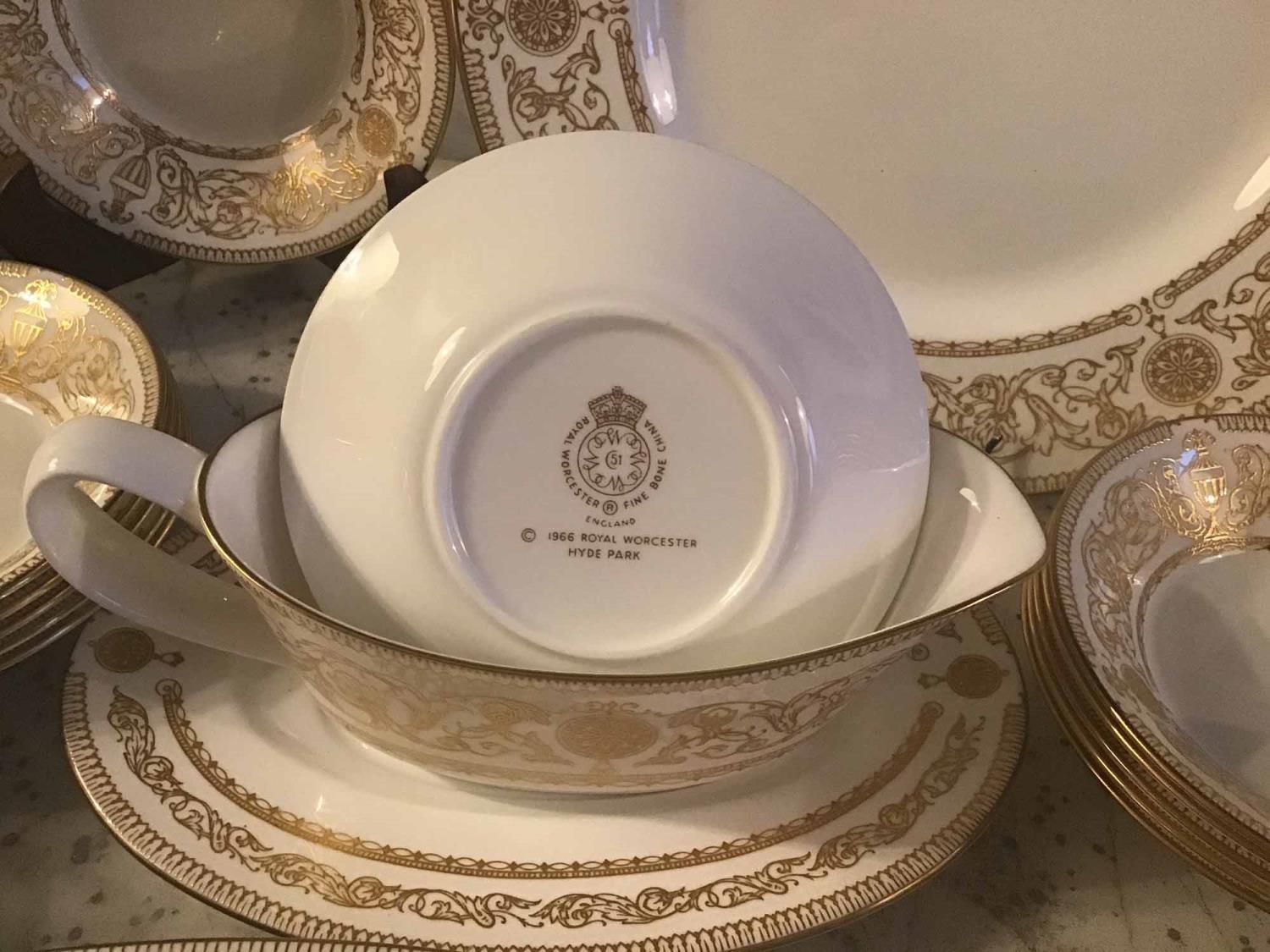 DINNER SERVICE, English fine bone china, Royal Worcester 'Hyde Park', twelve place, six piece - Image 2 of 6