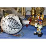 NOVELTY PECKING HEN ORNAMENT & COLOURED GLASS CLOWN