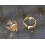 FOREIGN GOLD WEDDING BAND & 18 CARAT GOLD SIGNET RING - APPROXIMATE COMBINED WEIGHT = 7.1 GRAMS