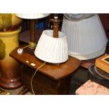 OAK OCCASIONAL TABLE, 2 WOODEN LAMPS & VARIOUS LAMP SHADES